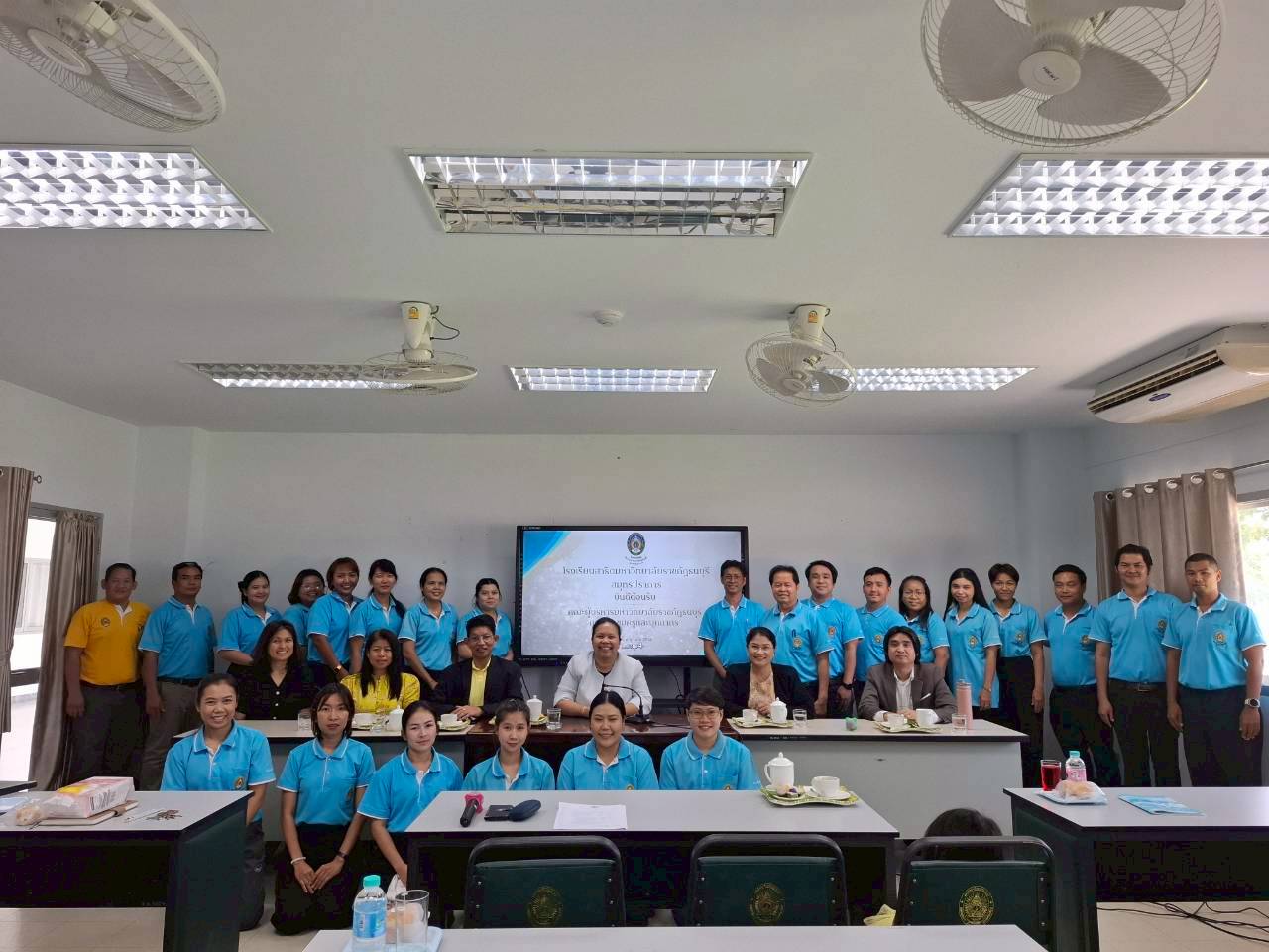 LINE_ALBUM_ประชุมคณะผู้บริหาร ครูและบุคคลากร_251006_1.jpg